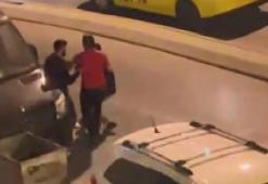 İkiz kardeşler sokak ortasında sopalarla darbedildi! Her şey anbean kamerada!