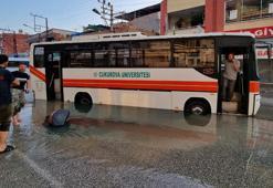 Su borusu patlayınca asfalt çöktü; halk otobüsü ve motosiklet su dolu çukura düştü
