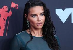 Adriana Lima karnı burnunda galaya geldi! Rihanna'nın izinde...
