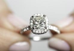 Nişan yüzüğü hangi parmağa takılır? Nişan yüzükleri hangi ele takılır?