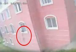 3 yaşındaki Omar'ın 5'inci kattan düşme anı kamerada...