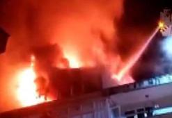 Sancaktepe'de 5 katlı binanın çatısında yangın çıktı
