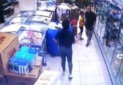 Zincir markette şok eden olay! Herkesin içinde kasiyeri dövdü