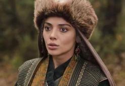 Alparslan'ın Karaca Hatun'u ceketinin önünü açtı, beğeni yağdı!