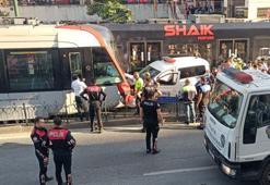 Laleli’de tramvay ile polis arabası çarpıştı! Seferler durdu, yaralılar var