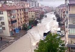 Ankara'da şiddetli yağmur ve rüzgar! Yollar göle döndü, evleri su bastı, binaların çatıları uçtu
