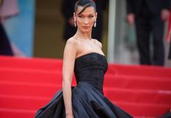 Bella Hadid limuzine çıktı,pozlarıyla olay yarattı!