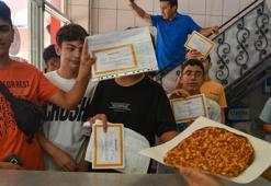 Öğrencilerin 'takdir' hediyesi lahmacun