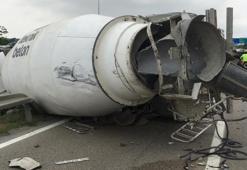 Beton mikseri, otomobilin üzerine devrildi: 4 ölü, 1'i ağır 2 yaralı