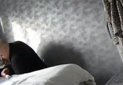 Tesisatçı, tamir için gittiği evde yatak odasına gizli kamera koyarken yakalandı