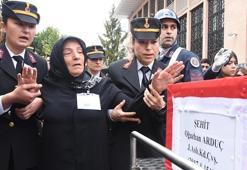 Şehit oğlunu asker selamıyla uğurlayan anne: Hakkımı sana helal ettim