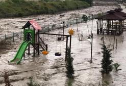 Aşırı yağmur sele dönüştü! 6 ilde alarm verildi, uyarılar art arda geldi! Köprüler çöktü, hayat durdu...