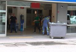 Bahçelievler'de sürücüsünün paniğe kapıldığı otomobil bankaya girdi