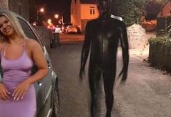 Korkunç maskeli lateks elbiseli sapık geri döndü! Karanlıktan aniden karşılarına çıktı...