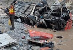 Pakistan'da otobüs vadiye uçtu: 19 ölü, 12 yaralı