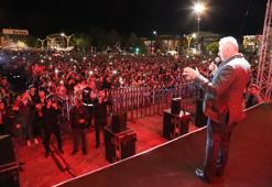 Binali Yıldırım, konserde seyirciyle türkü söyledi! Ortaya renkli görüntüler çıktı