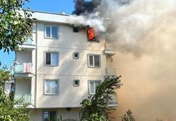 Sancaktepe'de 4 katlı binanın çatı katı alev alev yanıyor