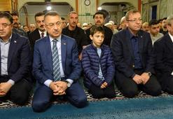 Cumhurbaşkanı Yardımcısı Oktay, bayram namazını memleketi Yozgat’ta kıldı