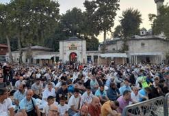 Bayramı namazı için binlerce kişi Eyüpsultan Camii'ne akın etti