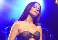 Simge Sağın'dan bikinili pozlar! "İki erkek arasında çiçek"