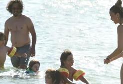 Fettah Can çocuklarıyla denizin keyfini çıkartıyor!