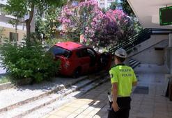 Kadıköy’de otomobil apartmanın bahçesine uçtu: 1 yaralı