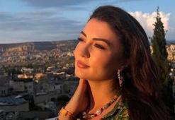 Burcu Özberk beyaz elbisesini giyip plaja indi!