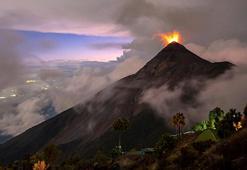 Guatemala’daki Fuego Yanardağı kül ve duman püskürttü