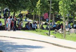 Diyarbakırda sıcaklık 40 dereceyi aştı, serinlemek isteyenler sur diplerini doldurdu