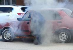Alevlere aldırış etmedi; hareket eden otomobiline binip el frenini çekti