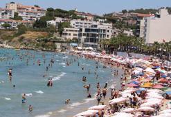 Sıcak hava nedeniyle Kuşadası'nda plajlar doldu! Giriş yasaklandı