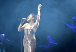 Nilüfer konserde Kayahan'ı andı!