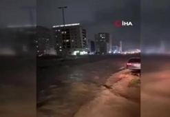 BAE’yi sel vurdu: Onlarca araç selde mahsur kaldı