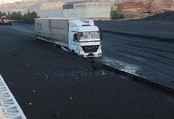 Atık taştı yol kapandı! Korkunç görüntü, TIR'ı yuttu...
