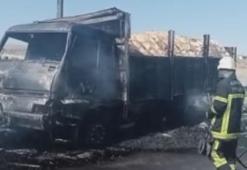 Arabanın içerisinde yanarak can verdiler! Feci kaza...