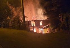 Müstakil ev alev alev yandı