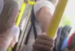 Kapısı açık olan minibüste kapı görevi gören yolcu kamerada