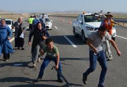 Otoyolda duraksayan düğün konvoyuna TIR çarptı! Yaralılar var! TIR şoförüne kemerle saldırdılar
