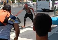 Çevredekileri korkuttu, dövülüp, polise teslim edildi