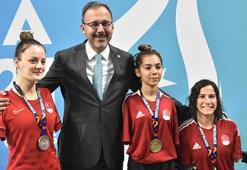 Bakan Kasapoğlu, yüzücülere madalyalarını verdi