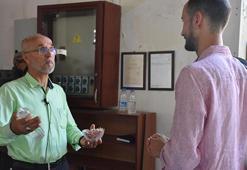 İzmir'deki cami imamı gündem oldu! Turistlerle İngilizce sohbet edip hediye veriyor