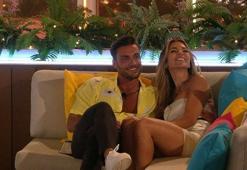 Ekin Su canlı yayında dekoltesinin azizliğine uğradı!