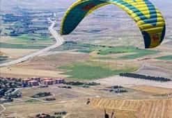 Ankara'da metrelerce yüksekten düşen paraşütçü hayatını kaybetti