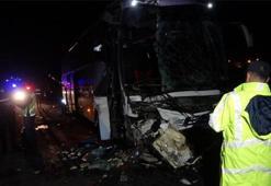 Tıra arkadan çarpan otobüste 1 kişi öldü, 43 kişi yaralandı