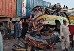 Pakistan'da kamyon yolcu otobüsünün üzerine devrildi: 13 ölü, 5 yaralı