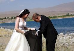 Gelin ve damat, Van Gölü sahilinde çöp topladı