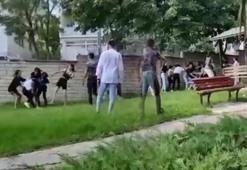 İki kız gurubu parka birbirine girdi ortalık karıştı!