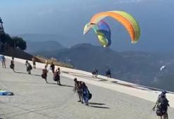 Yamaç paraşütü pilotları, havada çarpıştı