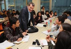 Üniversiteyi kazanan Zeytinburnulu Gençlere 3 Bin TL başarı ödülü