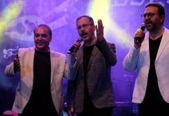 Bakan Kasapoğlu, sahnede ezgi seslendirdi
